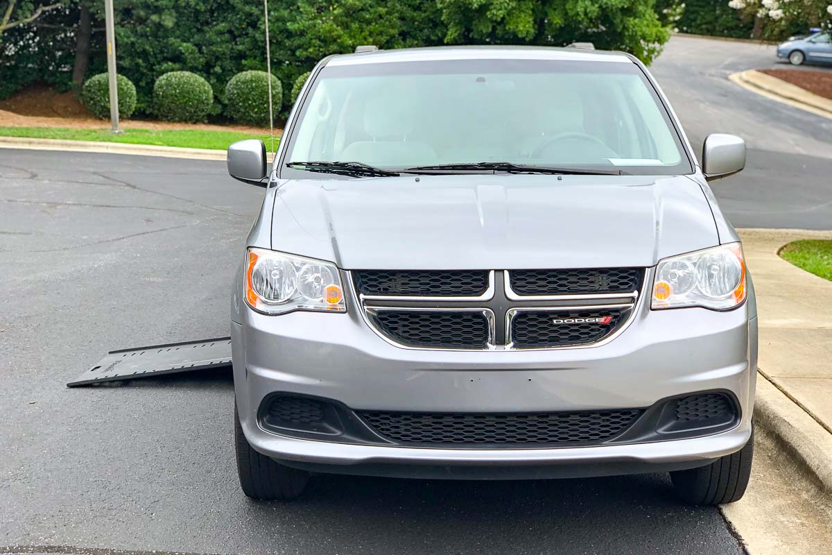 2014 Dodge Grand Caravan SXT w/ Kneeling Ramp by Braun